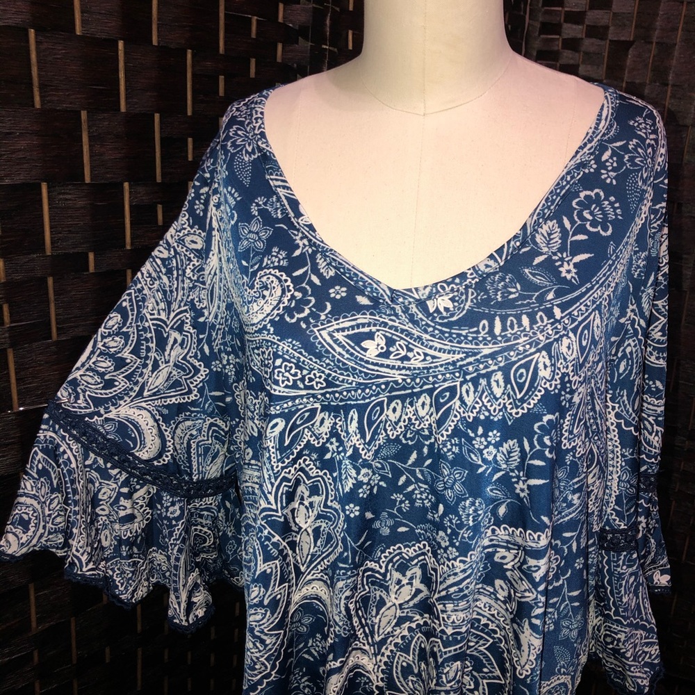 Roommates plus-size blue print top 1x